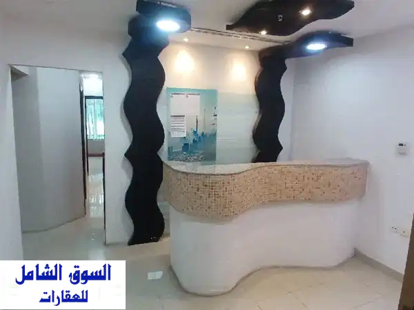 مكتب فاخر مفروش ومقسم للإيجار السنوي...