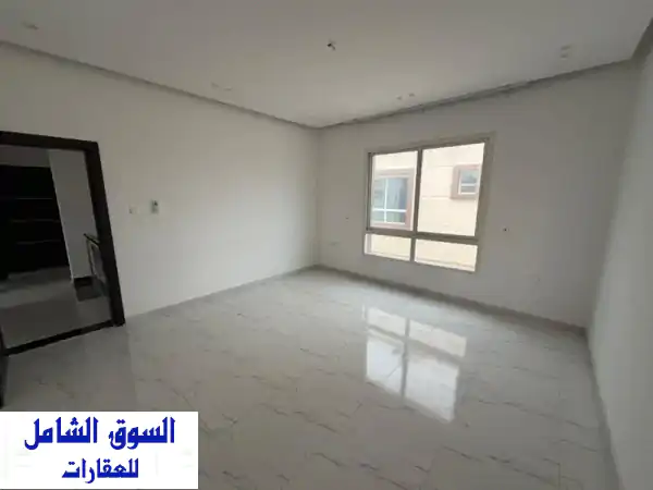 فيلا فاخرة للإيجار السنوي في عجمان الزاهية: 5 غرف ماستر على شارع الإمارات - منزلك المثالي!