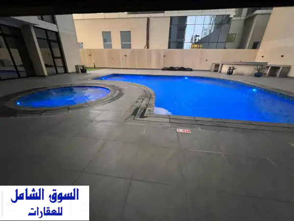 للايجار شقة مفروشة فاخرة في السيف | غرفة نوم بإطلالة مسبح وخدمات متكاملة بـ 380 د.ب.