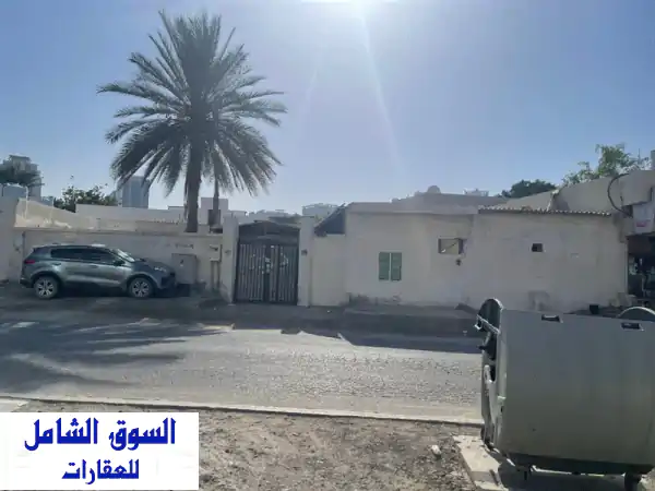 بيت عربي للبيع في عجمان الراشدية 3: سكني تجاري 5300 قدم على شارع عام - فرصة استثمارية مميزة!