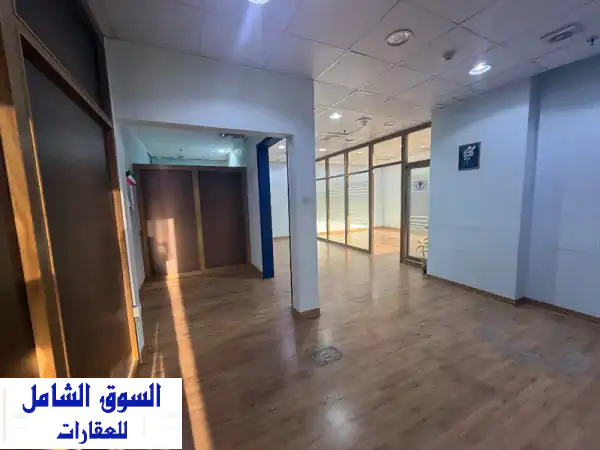 مكتب تجاري فاخر للإيجار في برج VIP بالعاصمة | إطلالة بانورامية وتراخيص فورية!