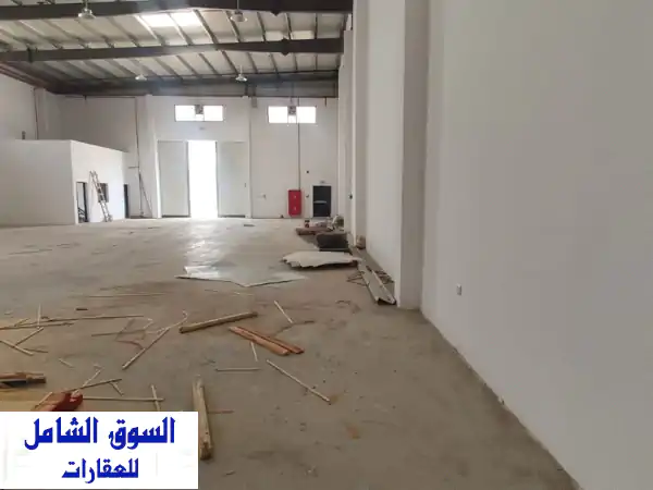 مستودع للإيجار بأم القيوين: مساحة 5000 قدم، كهرباء 22KW - بـ 200 ألف درهم سنويًا. فرصتك الذهبية لتنمية أعمالك!