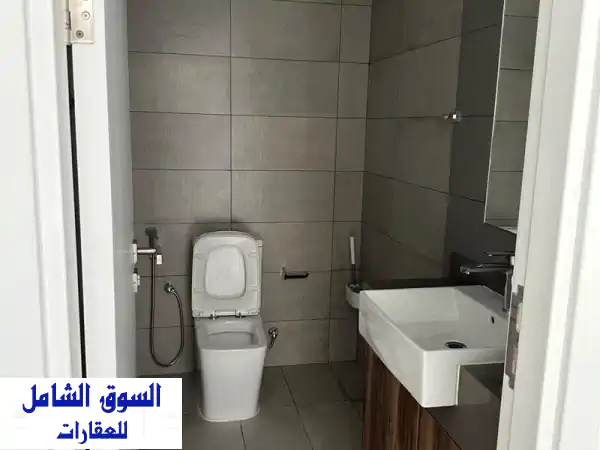 للبيع بالممشى: شقة فسيحة غرفتان وصالة (2520 قدم) مع...