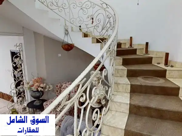 فيلا تجارية فاخرة للإيجار بالرفاع: موقع استراتيجي...