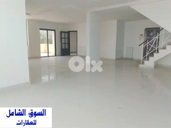 تريبلكس فاخر للبيع في بيت مري | 400م² | إطلالة ساحرة...