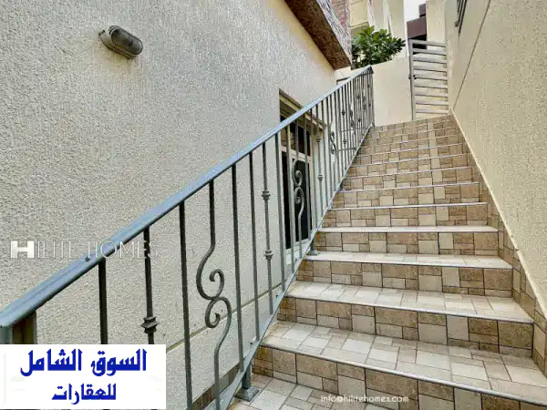 شقة سكنية في الطابق السفلي بأربع غرف نوم للإيجار في الفنيطيس. غرفة معيشة فسيحة، حمام ضيوف، أربع غرف ...