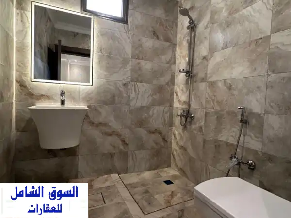 شقة فسيحة ومجددة للإيجار بالشهداء | دور وربع، 4 غرف نوم، موقفين سيارات | إيجار 750 د.ك