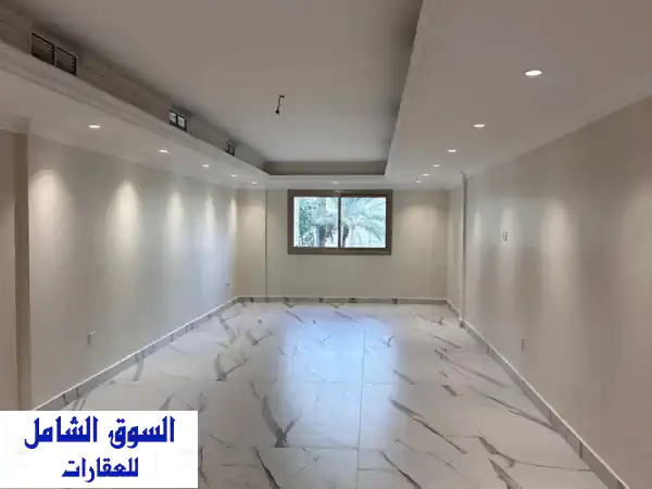شقة فسيحة ومجددة للإيجار بالشهداء | دور وربع، 4...
