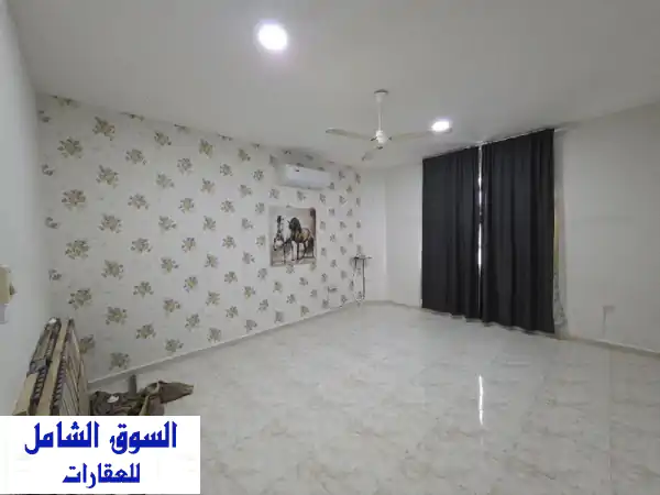 فرصة ذهبية! شقة غرفة وصالة فاخرة للإيجار في خزام | موقف خاص وشامل الفواتير 2500 درهم