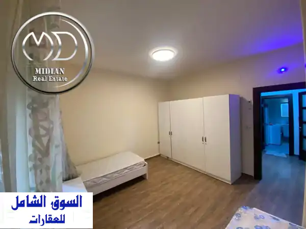 شقة أرضية مفروشة للبيع في أم أذينة | سوبر ديلوكس 200م مع حديقة وتراس 150م وكراج خاص بسعر 170 ألف دينار