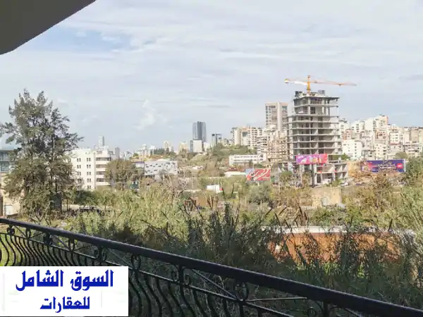 شقة مفروشة فاخرة للإيجار في الحازمية: 3 غرف نوم، إطلالة خلابة وموقف خاص! 900$ شهرياً.