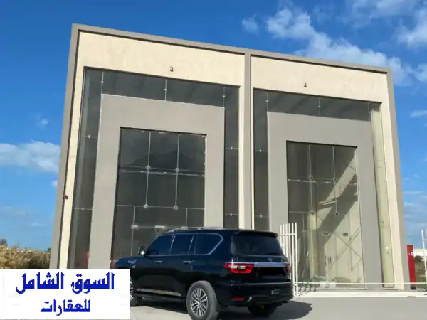 فرصة استثنائية! معرض 4000 قدم للإيجار على شارع...