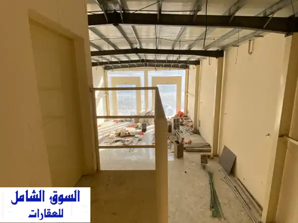 فرصة استثنائية! معرض 4000 قدم للإيجار على شارع المنامة الرئيسي بجلفار (اتجاه شمل/الرمس) - موقع ذهبي!