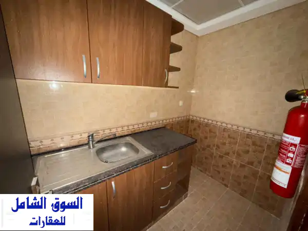 فرصة استثمارية تجارية ممتازة لأصحاب الشركات والمكاتب موقع مميز جدا في برج ممتاز، بمساحة واسعة ...