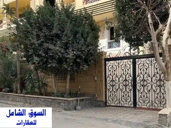 استلم فوراً! فيلا 3 أدوار متشطبة بفيو البحيرات | أكتوبر بارك | حمام سباحة خاص