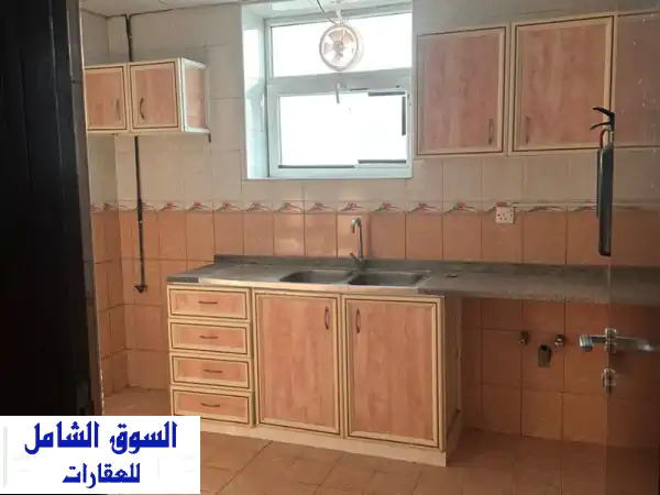 فرصة سكن عائلي مثالية بالشارقة: شقة غرفة وصالة للإيجار بالبوطينة بـ 25000 درهم و6 شيكات!