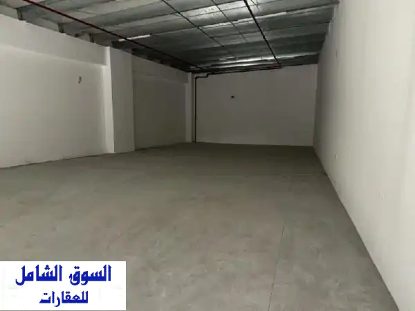 مستودع للإيجار السنوي في الجرف الصناعية عجمان - 3000 قدم بميزانين وموقع استراتيجي!