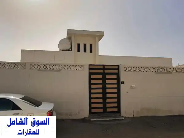 فرصة ذهبية: فيلا عائلية بملحق مسلح للبيع في...