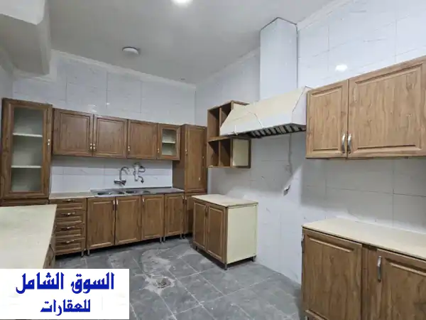 للايجار الفاخر بسلوى قطعة 10: دور أرضي بمدخل خاص، حوش كبير، 4 غرف نوم، شامل الماء والكهرباء!