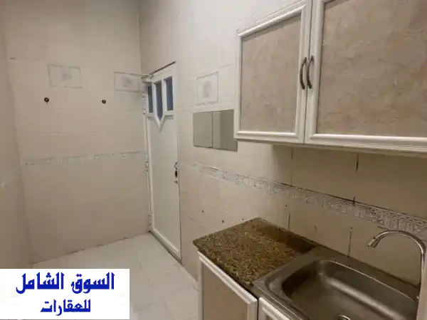 غرفة وصالة مع حوش ومطبخ منفصل في خزام بسعر مناسب خلف ممشى النساء شامل كهرباء ونت