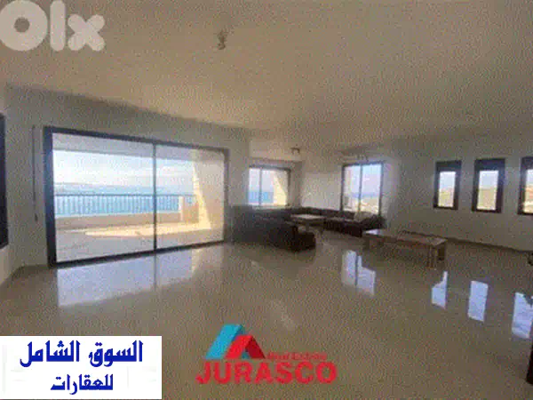 شقة فخمة للبيع في حارة صخر: 185م² مع سطح خاص 185م² وإطلالة ساحرة | GMK102 MH