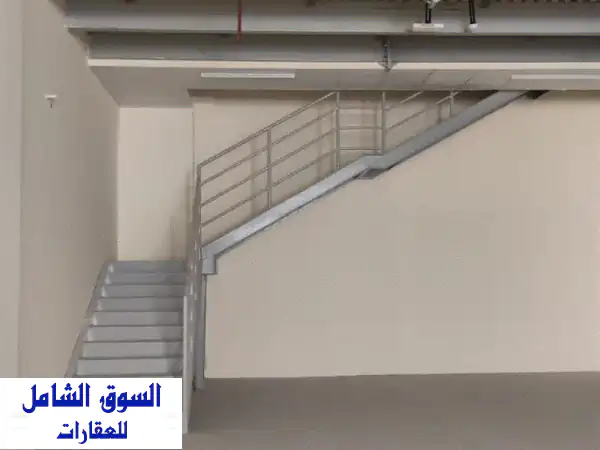فرصة لا تفوت! مستودع فسيح بميزانين للإيجار السنوي في الجرف الصناعية عجمان – موقع مثالي لأعمالك!