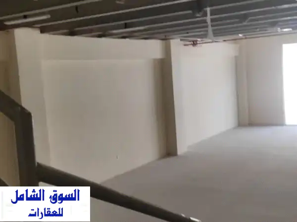 فرصة لا تفوت! مستودع فسيح بميزانين للإيجار السنوي...
