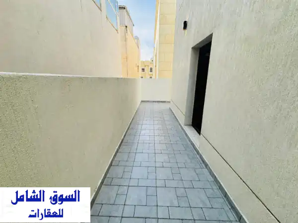 شقة عائلية فسيحة للإيجار بالسالمية - 4 غرف نوم، تراس خاص وواسع 800 د.ك.