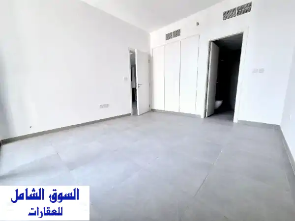 شقة للبيع تيراز الشارقة: غرفة وصالة إطلالة مسبح...