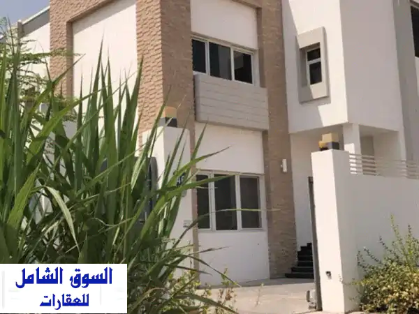 فيلا فاخرة وحديثة للإيجار بمدينة محمد بن زايد:...