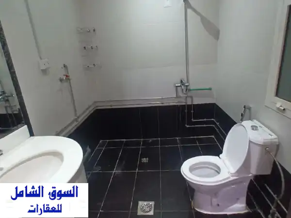 فرصة ذهبية: شقة فاخرة للإيجار بعين خالد (غرفة وصالة) قرب ميجا مارت - شامل كهرما ومكيفات وموقف خاص 3400 ريال!