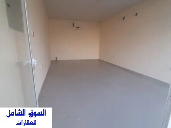 محل تجاري للإيجار السنوي في الجرف 2 عجمان - موقع استراتيجي ومميز لنجاح مشروعك بـ 25,000 درهم!