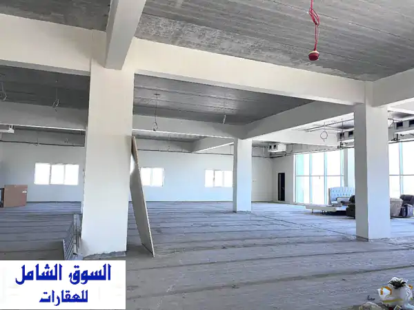 مساحة تجارية فاخرة للإيجار بسند - 460م² بواجهة طريق رئيسي حيوي - 1380 د.ب