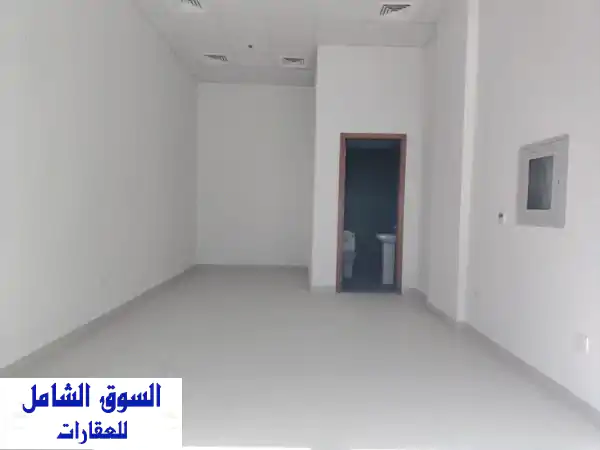 فرصة استثمارية ذهبية: محل تجاري للإيجار السنوي في الجرف 2 عجمان - موقع حيوي 450 قدم مربع