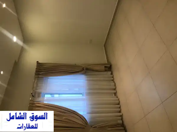 فرصة لا تُعوّض. لدينا شقتين في نفس الدور الثالث، نصف مؤثثة مع مكيفات، تصميم راقٍ جداً، ممتازة في ...