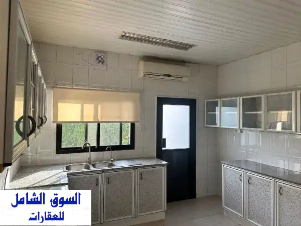 فيلا شبه مفروشة في مجمع سكني في جرداب للإيجار. مكيفات هواء، غسالة ملابس، وستائر. 3 غرف نوم مع ...