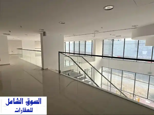 معرض للإيجار السنوي  فرصة استثمارية مميزة معرض تجاري بمساحة كبيرة في موقع حيوي، مناسب لمعظم ...