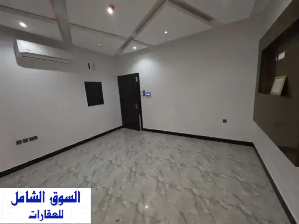 فرصة استثنائية! مكتب تجاري فاخر للإيجار بالحد الجديد:...