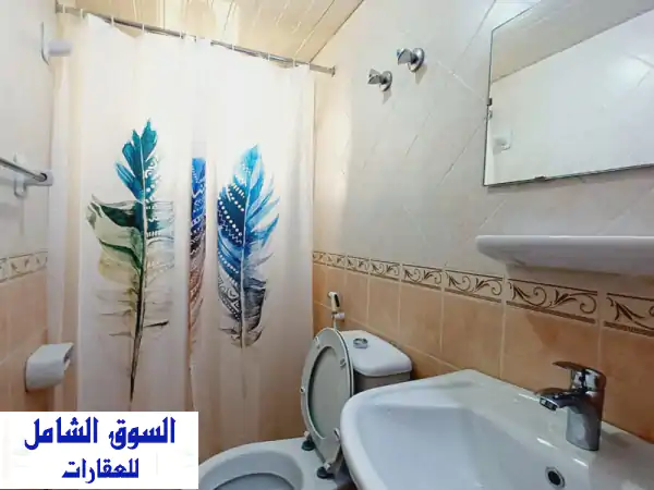 شقة مفروشة فاخرة للإيجار بالمنقف ق4 - غرفتين، شاملة الخدمات ومثالية للوافدين