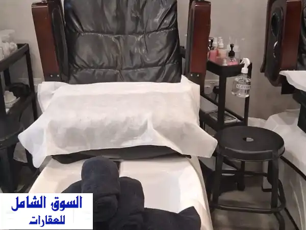 فرصة استثمارية ذهبية: صالون نسائي فاخر وناجح للبيع في الجنبية – مجمع دسترك 1، مشروعك جاهز ومربح!