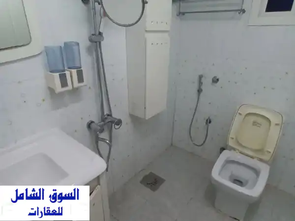 للإيجار بأبو هامور: ملحق (2 غرف) وشقة (1 غرفة) شامل كهرما ومكيفات قرب دار السلام