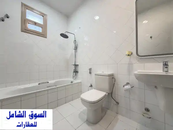 شقة كبيرة شبه مفروشة للإيجار في المسايل، الكويت. تحتوي على 3 غرف نوم، 2.5 حمام، غرفة معيشة، ومطبخ. ...