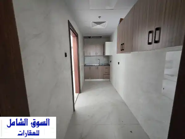 استوديو فندقي جديد للإيجار السنوي بالمويهات | أول ساكن | تصميم غرفة وصالة | قرب الأكاديمية ومحمد بن زايد