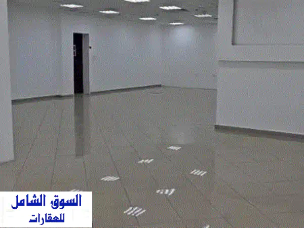فرصة استثمارية ذهبية: محل تجاري فاخر 4400 قدم للإيجار السنوي على كورنيش عجمان! شامل الفواتير!