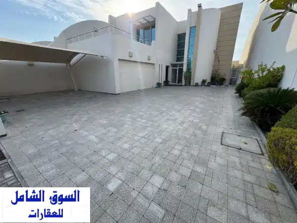 للبيع: فيلا بحرية فاخرة بتشطيب حديث داخل درة البحرين، مبنية على أرض مساحتها 800 متر مربع وتطل على ...