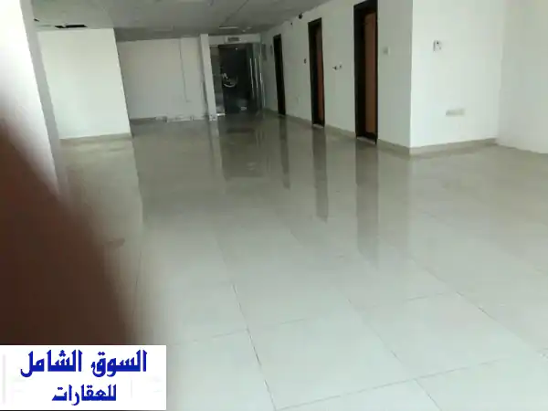 ✨ مكتب استثماري للبيع بالشارقة | إطلالة بحيرة المجاز الساحرة وعائد سنوي 110,000 درهم!