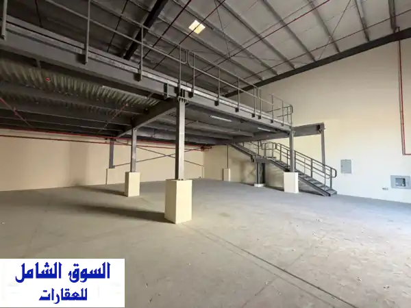 مستودع جديد فاخر للإيجار بالمنطقة الصناعية 18 | موقع استراتيجي 2900 قدم وميزانين