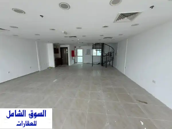 فرصة ذهبية! معرض تجاري فاخر للإيجار بالشارقة الصناعية 18 - 2500 قدم² على شارع رئيسي (100 ألف درهم فقط!)