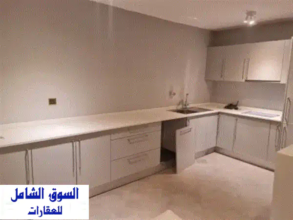 فرصة لا تعوض! فيلا فخمة للإيجار في مشرف: 8 غرف نوم، مصعد، وحديقة خاصة
