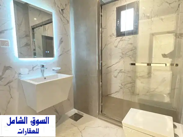 طابق جديد تماما بأربع غرف نوم في الجابرية، بتصميم لطيف وعصري. منطقة معيشة / مطبخ بحجم جيد مع اجهزة. ...